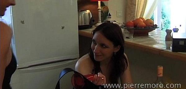  Lesbiennes francaises jouent avec un strap-on dildo dans la cuisine